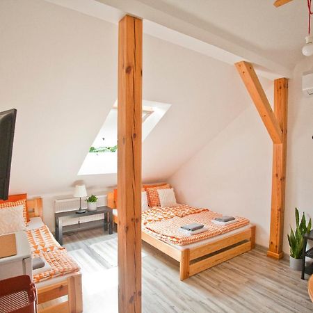 Hostel 33 Тшебиния Екстериор снимка