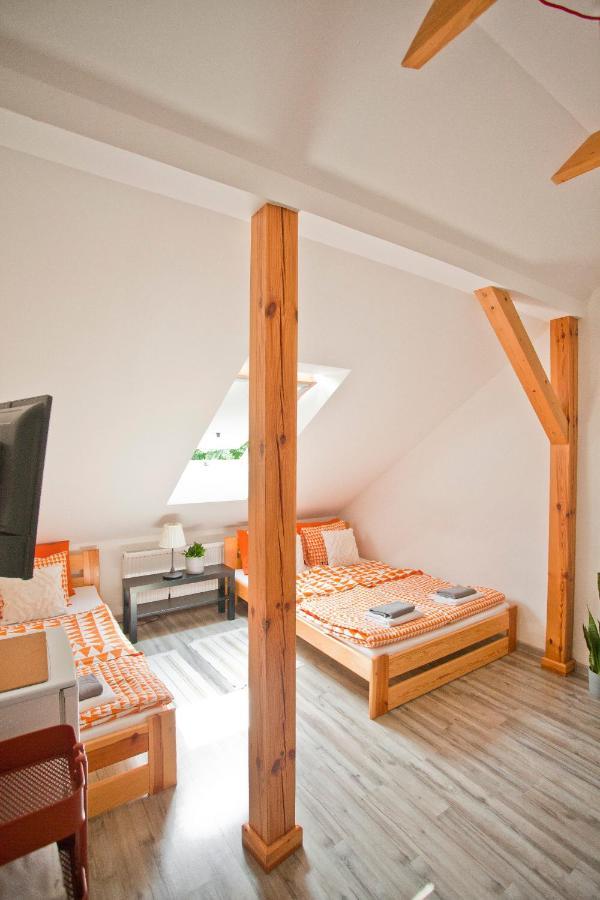 Hostel 33 Тшебиния Екстериор снимка